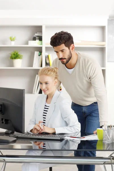 Affärsmän som arbetar tillsammans. — Stockfoto