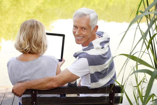 Pareja mayor con tableta digital — Foto de Stock