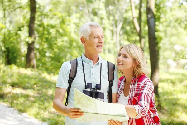 Wanderseniorenpaar — Stockfoto