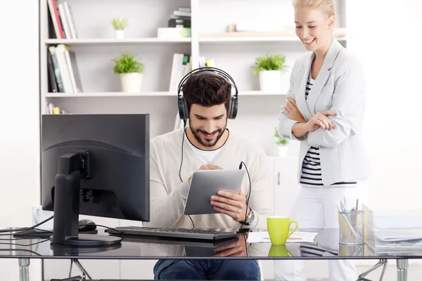 Gruppe von Geschäftsleuten arbeitet zusammen — Stockfoto