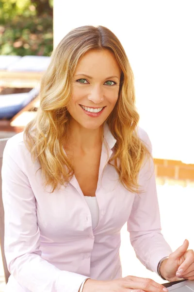 Smiling businesswoman working online at home — Stock fotografie