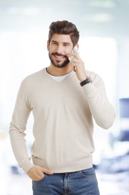 İşadamı yapım çağrı çalışırken