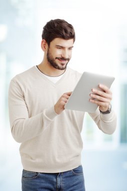 Dijital tablet ile genç profesyonel adam