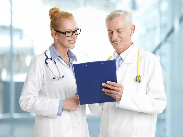 Group of doctors standing at hospital — Stockfoto