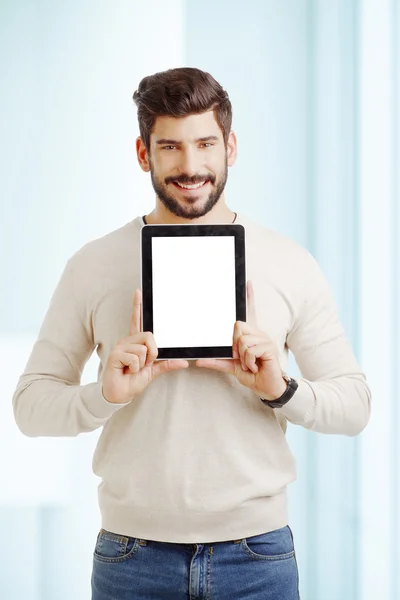 Empresario sosteniendo tableta digital — Foto de Stock