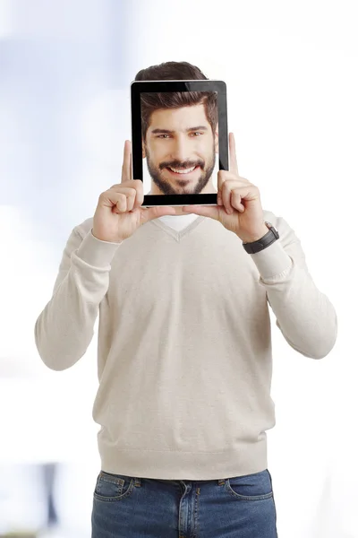 Joven hombre creativo con tableta digital — Foto de Stock
