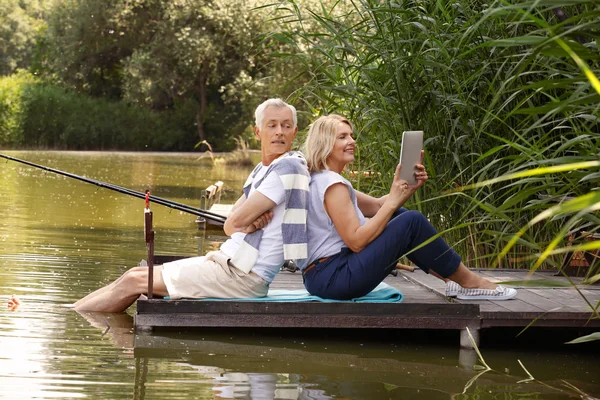 Elderly couple relax in nature — Stock Photo, Image