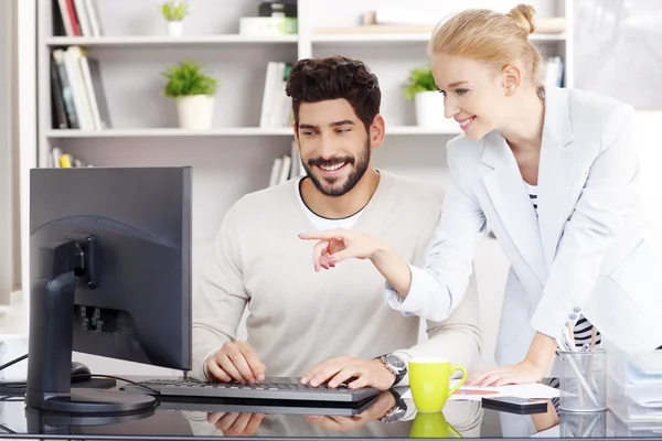 Asesoría de trabajo en equipo en la oficina — Foto de Stock