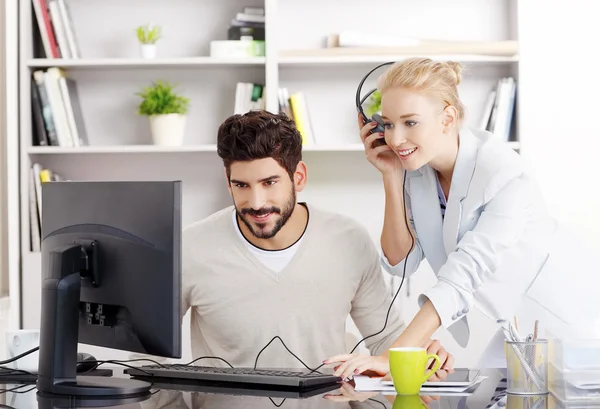 Kreativa team som arbetar på kontor — Stockfoto