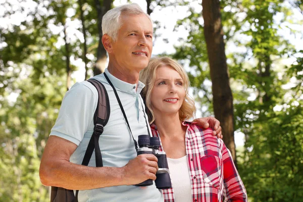 Glückliche Senioren beim Waldspaziergang — Stockfoto