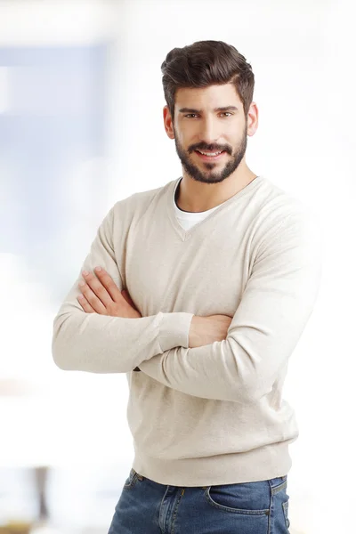 Hombre de negocios con los brazos cruzados — Foto de Stock