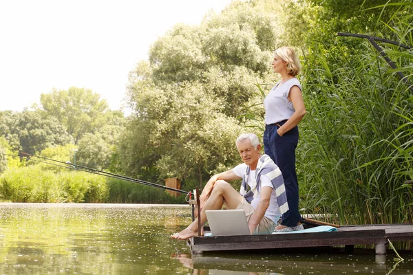 Couple sénior se relaxant à terre — Photo