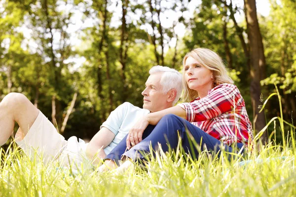 Ontspannen senior paar in de natuur — Stockfoto