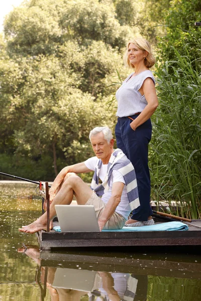 Senior couple relaxing at shore — Stock Photo, Image