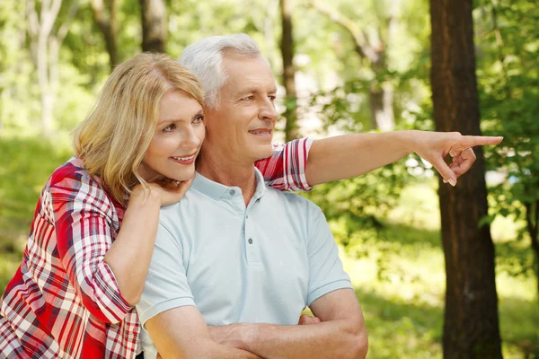 Elderly woman embracing her senior man — Stock Photo, Image