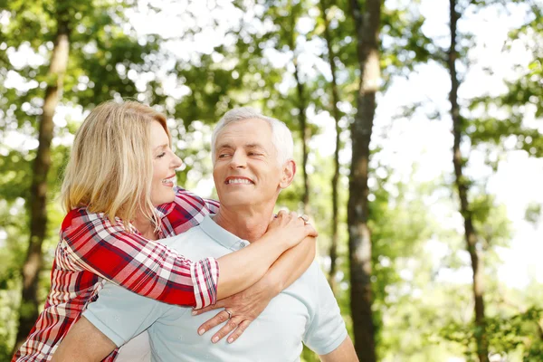 Encantadora pareja de ancianos — Foto de Stock