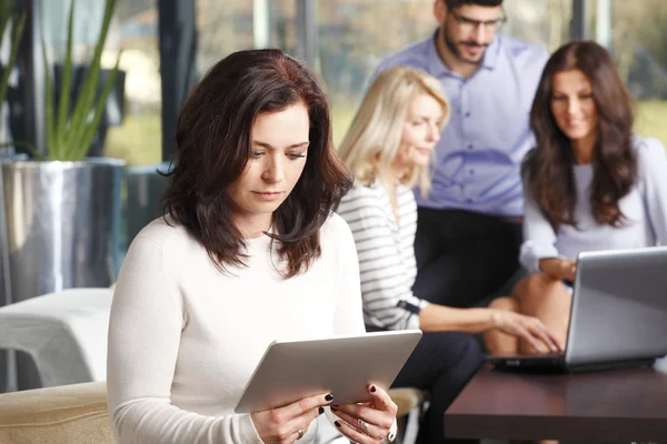 Gruppe von Geschäftsleuten im Büro — Stockfoto