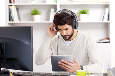 genç işadamı müzik dinleme