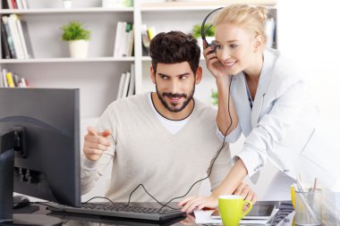 Ofiste çalışan iş adamları