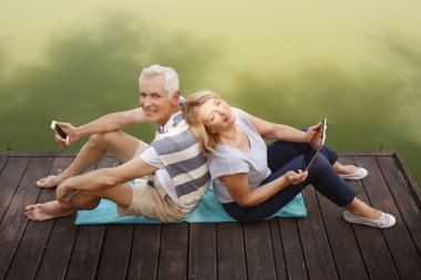 Göl kenarında kıdemli mutlu çift