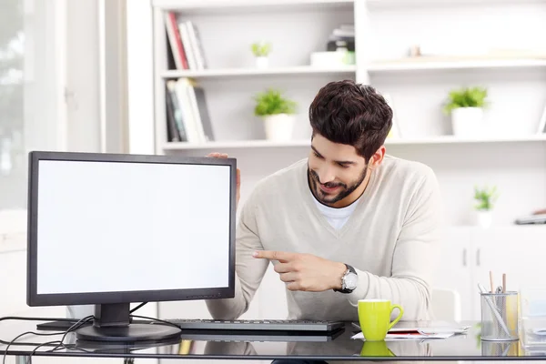 Empresário sentado na mesa do escritório — Fotografia de Stock