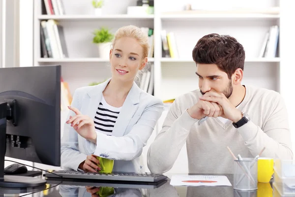 Gente de negocios trabajando en la oficina. — Foto de Stock