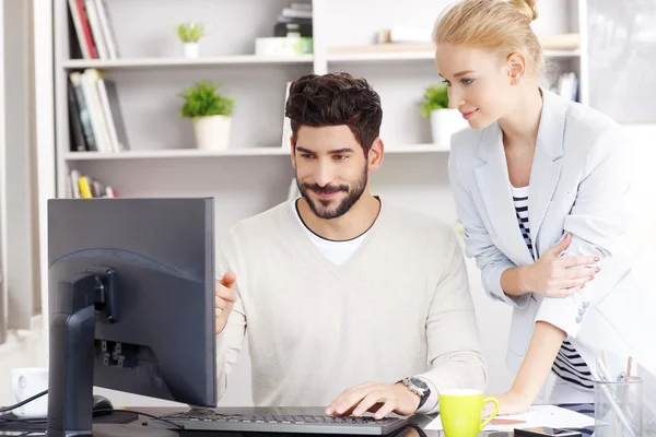 Geschäftsleute arbeiten im Büro zusammen. — Stockfoto