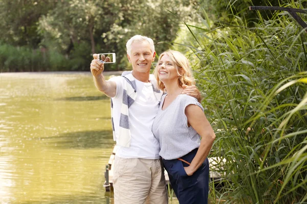 Yaşlı çift selfie çekiyor. — Stok fotoğraf