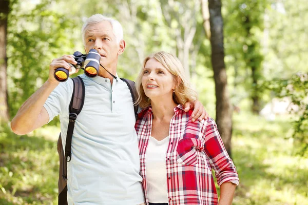 Happy senior people enjoying a walk in the forest — Stockfoto