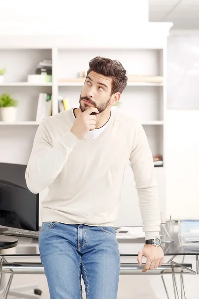 Jonge zakenman denken — Stockfoto