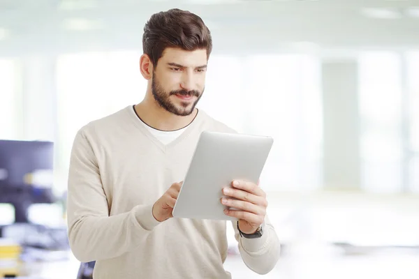 Geschäftsmann mit digitalem Tablet — Stockfoto