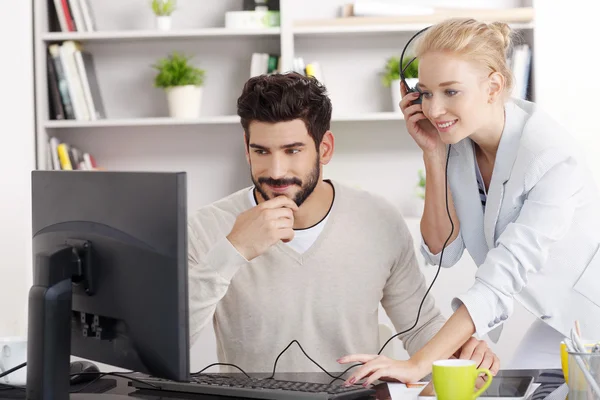 Geschäftsleute im Büro — Stockfoto