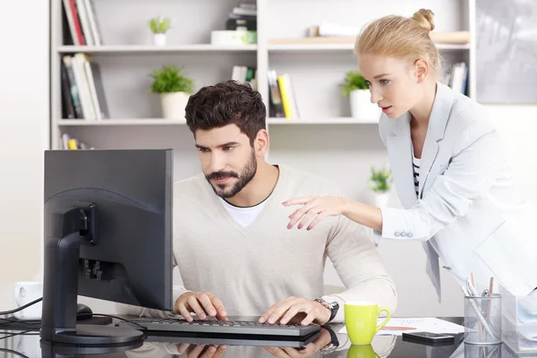 Geschäftsleute arbeiten zusammen — Stockfoto