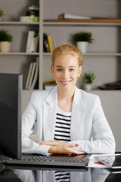 Femme d'affaires assise au bureau — Photo