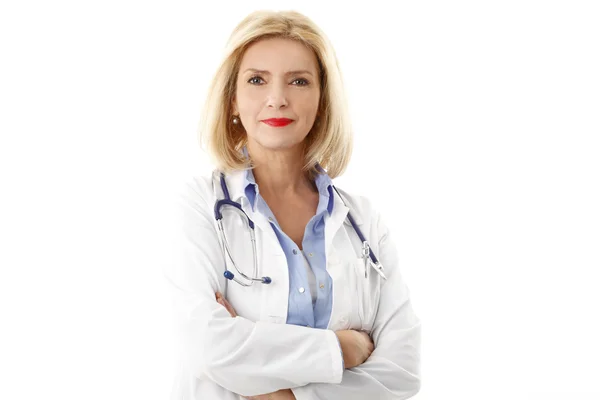 Leende kvinnlig läkare tittar på kameran — Stockfoto