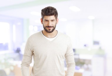 Ofiste ayakta rahat iş adamı