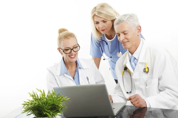 Medicinska teamet arbetar med laptop — Stockfoto