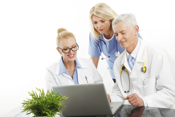 Equipo médico trabajando con portátil —  Fotos de Stock