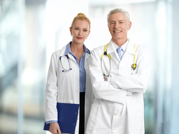 Equipo médico de pie en el hospital . — Foto de Stock