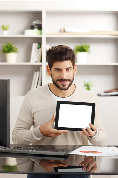 Empresario sosteniendo tableta digital en la oficina — Foto de Stock