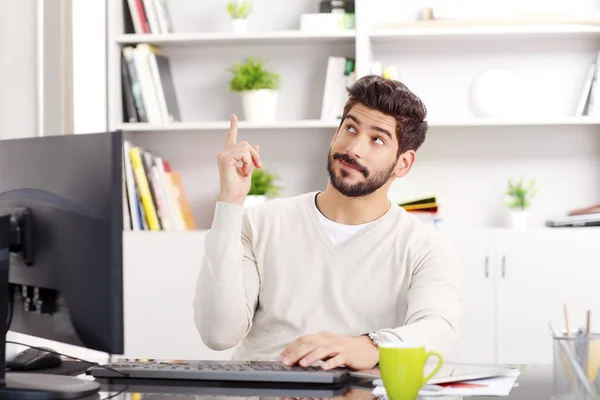 Casual businessman sitting at office — Stock fotografie