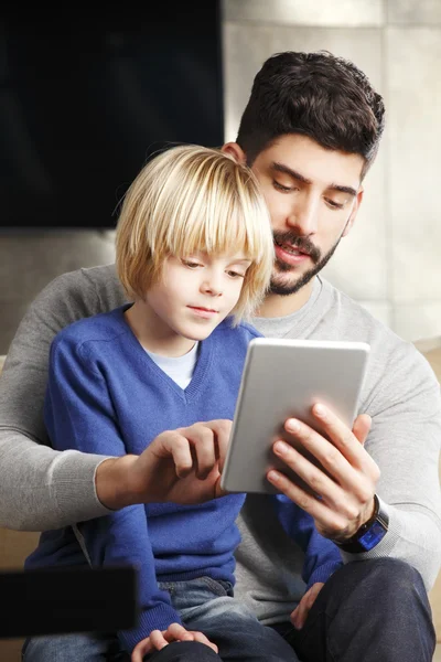 Padre joven con hijo usando tableta —  Fotos de Stock