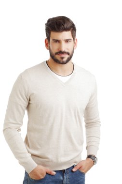 İş adamı kameraya bakıyor