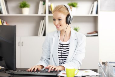 gülümseyen kadın müzik dinleme