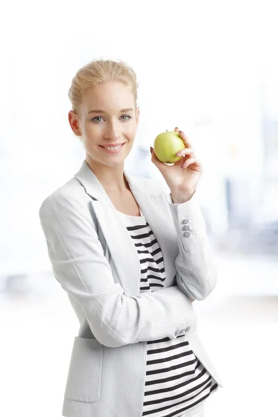 Jovem empresária segurando mão maçã verde — Fotografia de Stock