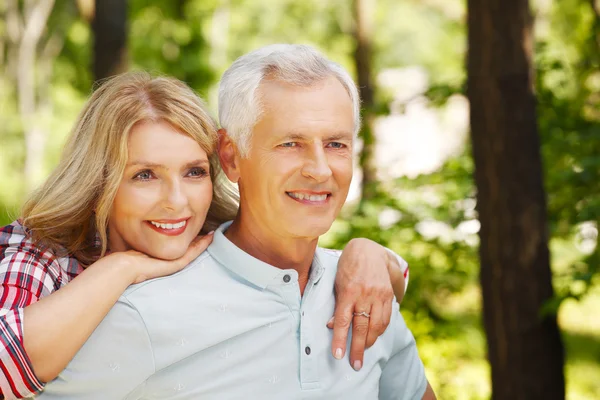 Encantadora pareja de ancianos — Foto de Stock