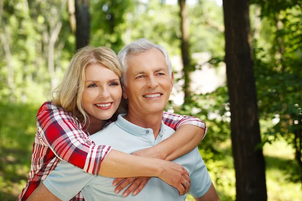 Encantadora pareja de ancianos — Foto de Stock