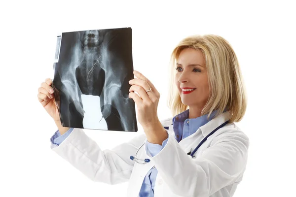 Doctor analizando imagen de rayos X —  Fotos de Stock