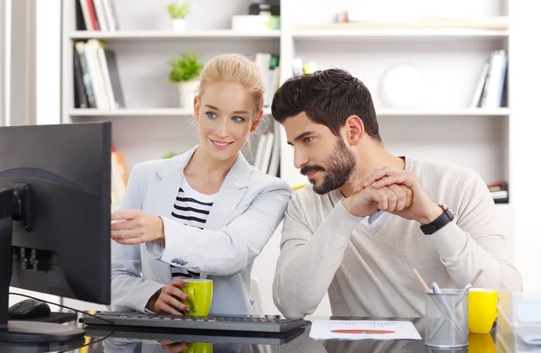 Junge Assistenten arbeiten — Stockfoto