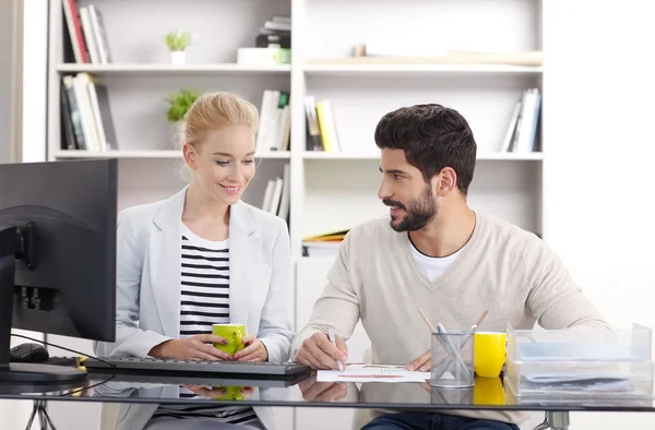 Jóvenes asistentes que trabajan — Foto de Stock